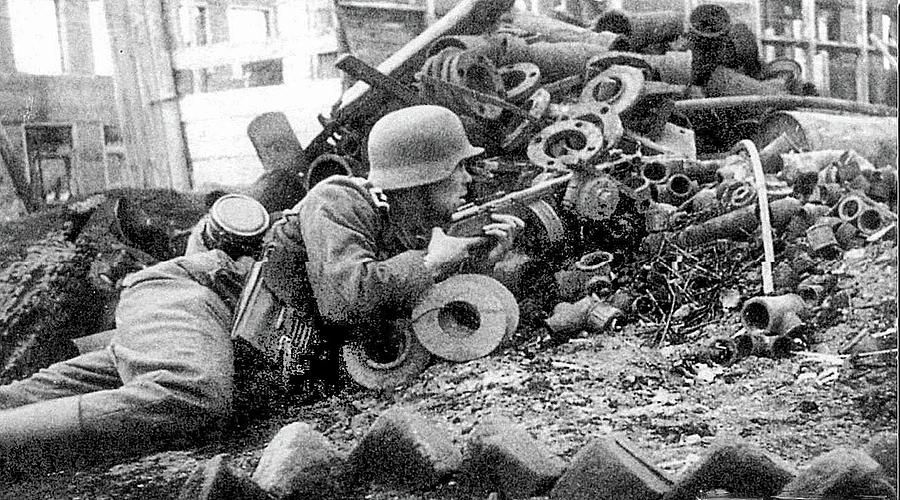 german-with-captured-soviet-ppsh-sub-machine-gun-battle-of-stalingrad-number-6-1942-david-lee-guss