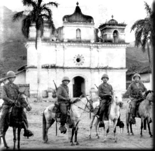 Soldados_Salvadoreños_patrullando_el_área_fronteriza_con_Honduras_durante_la_guerra_de_las_100_horas,_1969