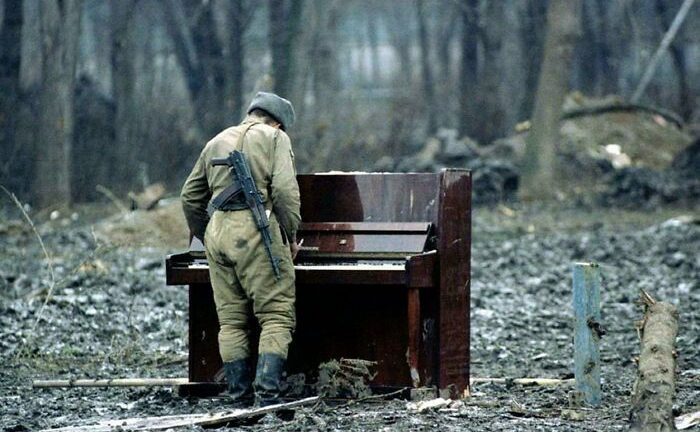 Historyczne Kadry #19:  Rosyjski żołnierz gra na opuszczonym pianinie w Czeczenii