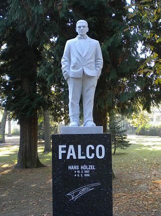 322px-Falco-Statue-02