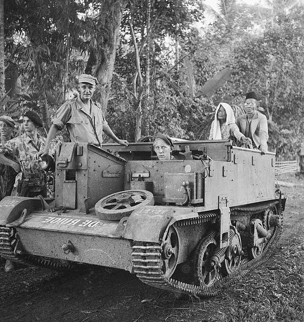 Dutch_soldiers_with_old_Indonesian_couple,_September_1947